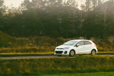 Modern hatchback otomobilli sahne sürüşü