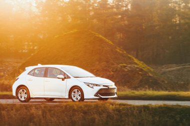 Kırsal kesimde araba hız yapıyor.