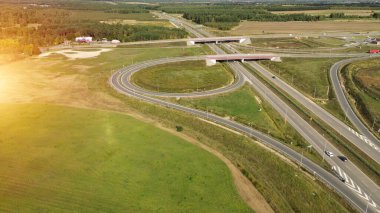 Ormanlık alandan geçen yolda trafik var.