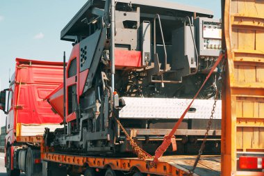 İnşaat makineleri kamyon römorkuna yüklendi