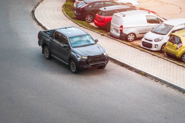 Şehir caddesinde siyah bir kamyonet.