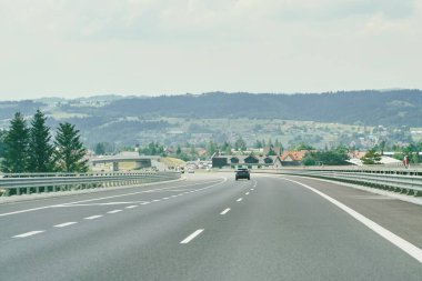 Manzaralı otoyol kırsal alanda ilerliyor.