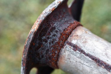 Korozyonlu hasarlı metal boru hattı