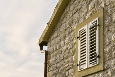 Beyaz pencereli eski taş duvar