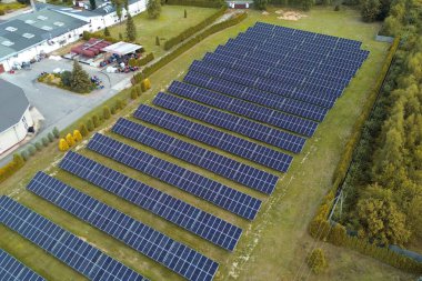Güneş panellerinin hava görüntüsü karbon ayak izini azaltıyor