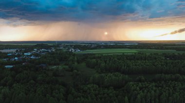 Kasırga bulutları ve kırsal köyün üstündeki günbatımı gökyüzü