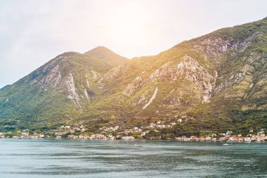 Kotor Körfezi 'nin tarihi mimarisi ve kıyı şeridi