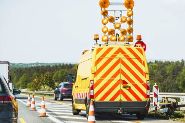 Yol güvenliği aracı otoyolu kapatıyor.