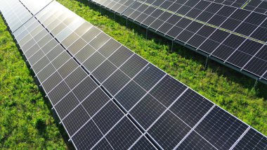 Güneş enerjisi tarlası havadan görünümü