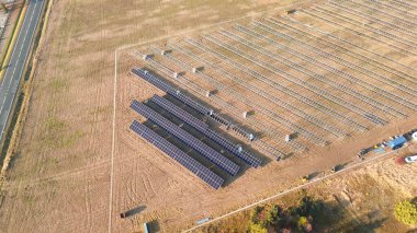 Güneş çiftliği kurulumu yenilenebilir enerji projesi