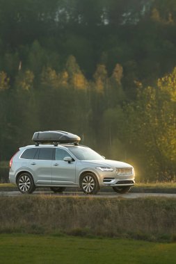 Gün batımında çatısı olan araba.