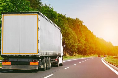 Karayolunda tedarik zinciri lojistik kamyonu.
