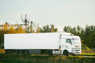 Büyük beyaz araç sonbahar arkaplan taşımacılığı