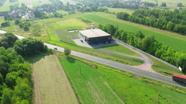 Gündoğumunda büyük sanayi binaları