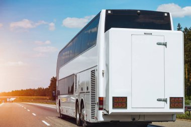 Otoyolda giden büyük bir otobüs.