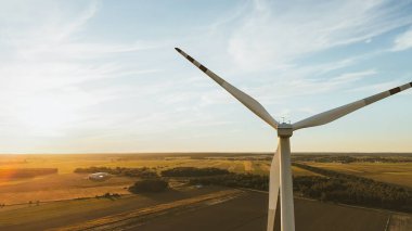 Rüzgar Türbini ile açık mavi gökyüzü