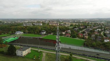 Bulutlu gökyüzü manzarasına karşı hücresel kule.