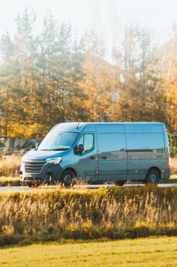 Açık çimenli araziyi kullanan araç