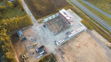 İnşaat işçileri yeni ticari proje inşa ediyorlar