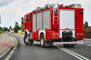 Şehirdeki şehir caddesinde acil itfaiye aracı sürüyor..