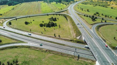 Ormanın yanındaki yolda giden arabalar