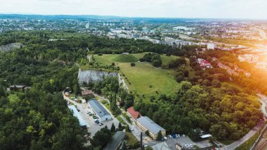 Ağaçlar ve patikalarla çevrili tepe ve uçurumlar.