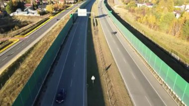 Açık güneşli otoyolda giden araçlar