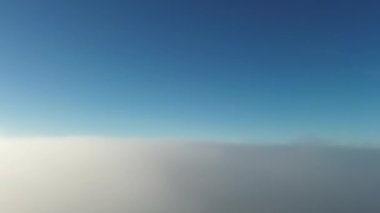 Bulutların Huzurlu Sahnesi ve Mavi Gökyüzü