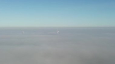 Uçağın ve bulutların havadan görünüşü