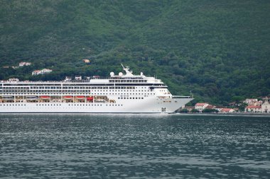 Gemi Karadağ kıyı limanına yaklaşıyor