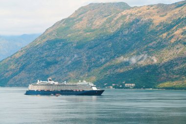 Karadağ 'ın ünlü körfezinde lüks bir yolcu gemisi seyahat ediyor