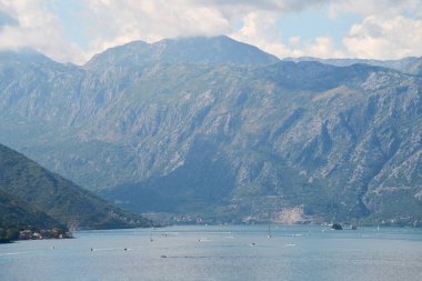 Dramatik dağ zirvelerinde açık mavi gökyüzü