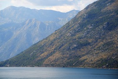 Manzaralı dağ ve göl Bulutlu gökyüzünün altında