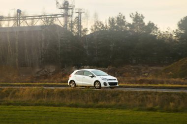 Güneşli kırsal yolculukta otomobil