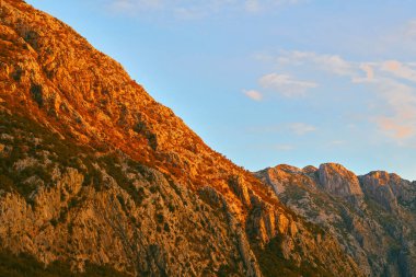 Bulutlu ufku olan sakin alp gölü