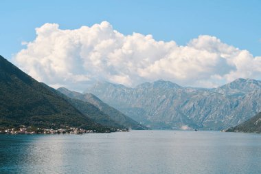 Bulutlu dağ manzaralı Kotor Körfezi