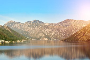 Kotor Körfezi 'ndeki huzurlu sular ve dağlar
