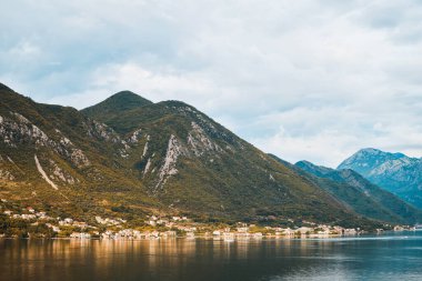 Kotor Körfezi yamaçlarında yumuşak güneş ışığı