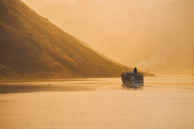 Dağ kıyısında altın saat gezisi