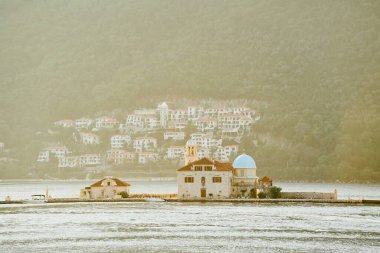 Karadağ 'da selvi ağaçları olan kilise adası
