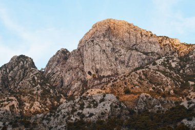 Sakin göl manzaralı güneşli dağlar