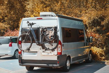 Kamp aracına bisiklet monte edildi. Yolculuk için hazır.