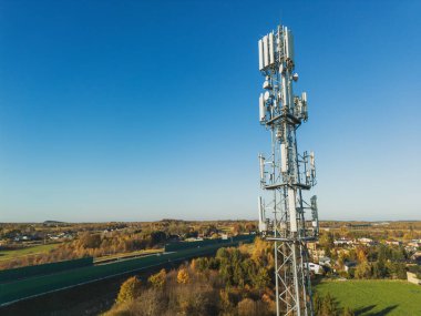 Kırsal alanda hücresel anten, temiz gökyüzü