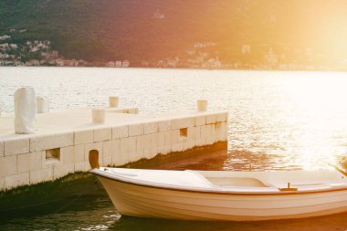 Lüks tekneleri ve yeşil tepeleri olan Marina..