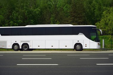 Otoparktaki büyük beyaz otobüs.