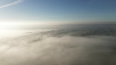 Güzel sisli bir sabah manzarası