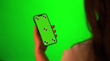 Dikey akıllı telefondan sosyal medya kaydırılıyor