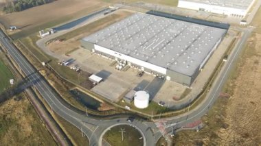 Kamyonları ve kargosu olan büyük bir lojistik deposu.