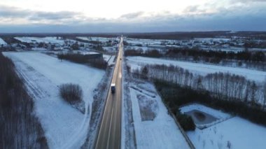 Karlı kırsalda manzaralı kış yolu