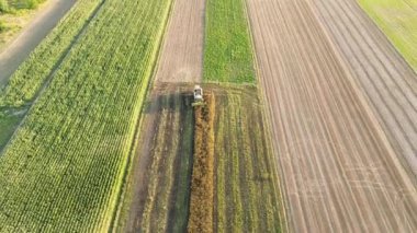 Kırsal bölgelerde tahıl hasat eden tarım ekipmanları